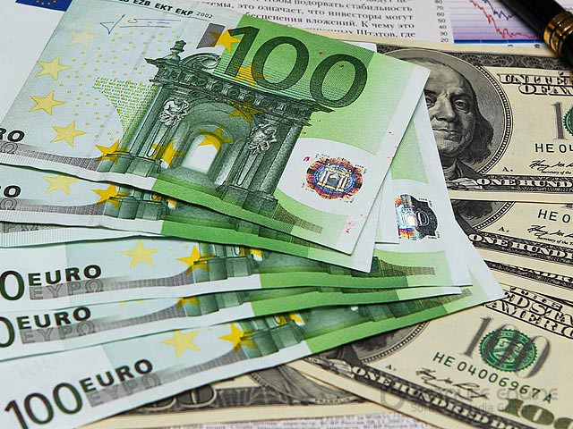 Евро взлетел выше 81 рубля, доллар - выше 70, рубль рухнул вслед за нефтью