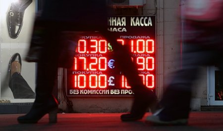 Штопор нефти: что думают финансисты о будущем рубля